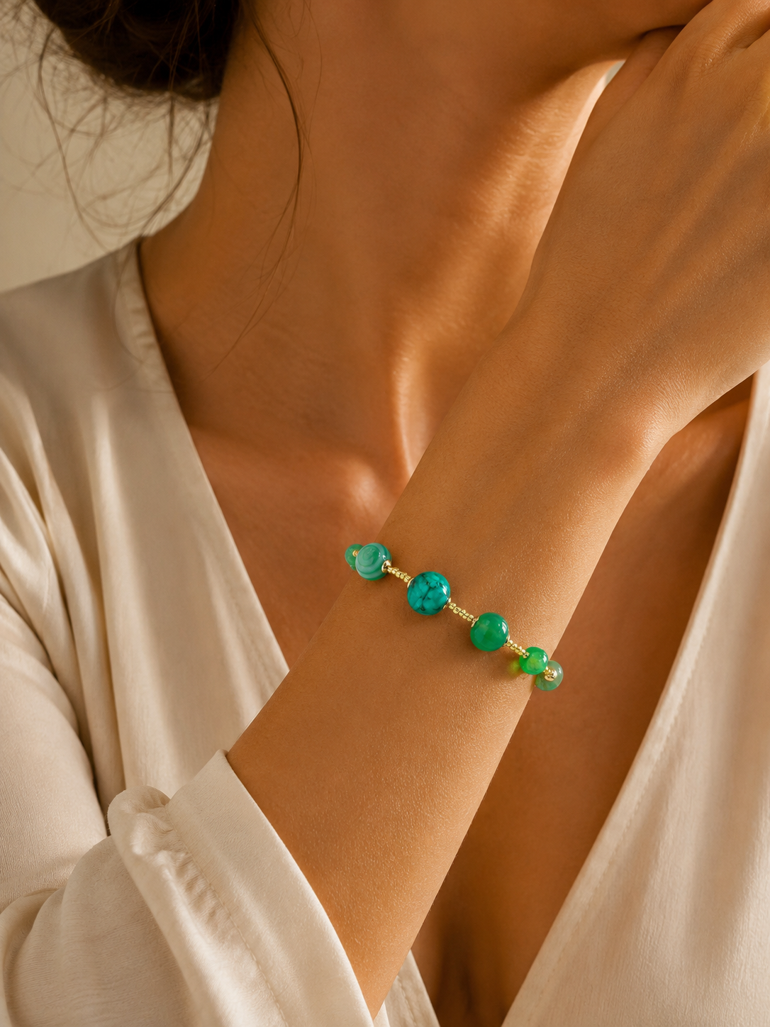 Bracciale Scrigno verde con perle in vetro di Murano, indossato
